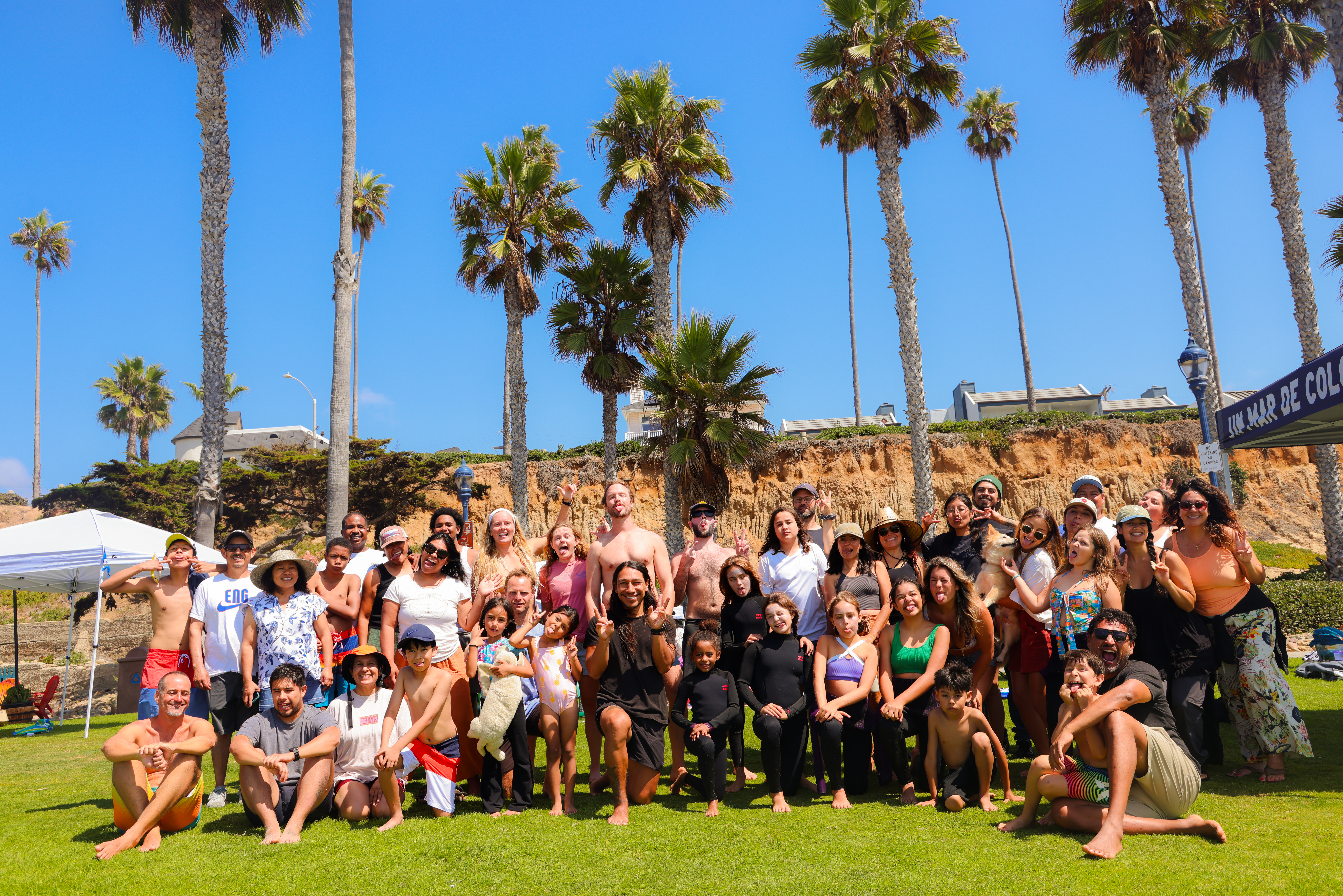Un Mar de Colores team with youth at the ocean